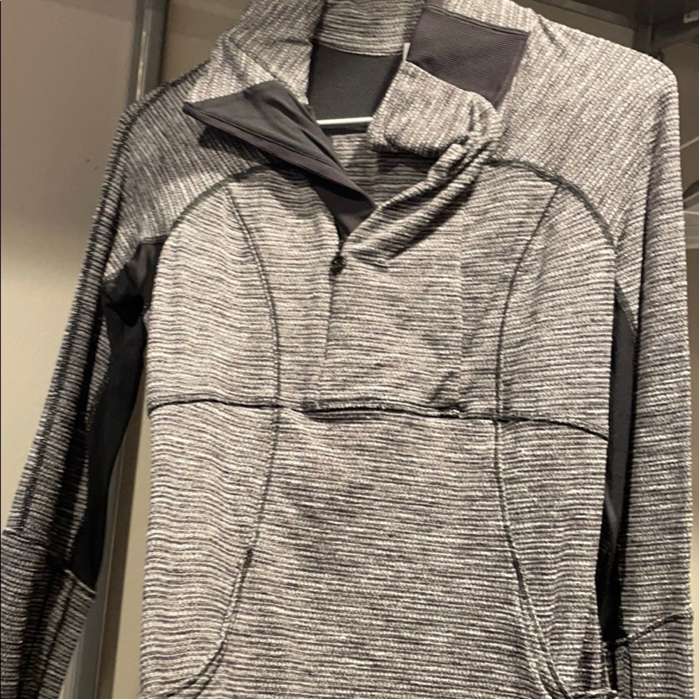 Lululemon quarter zip size 4 in good condition